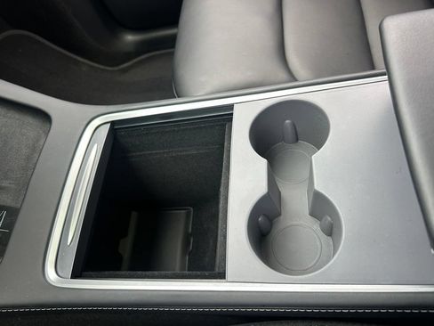 Used 2024 Tesla Model Y 2WD image 39