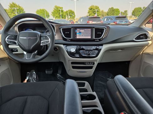 Used 2023 Chrysler Voyager LX FWD image 18
