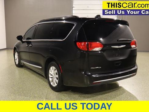 Used 2017 Chrysler Pacifica Touring-L FWD image 5