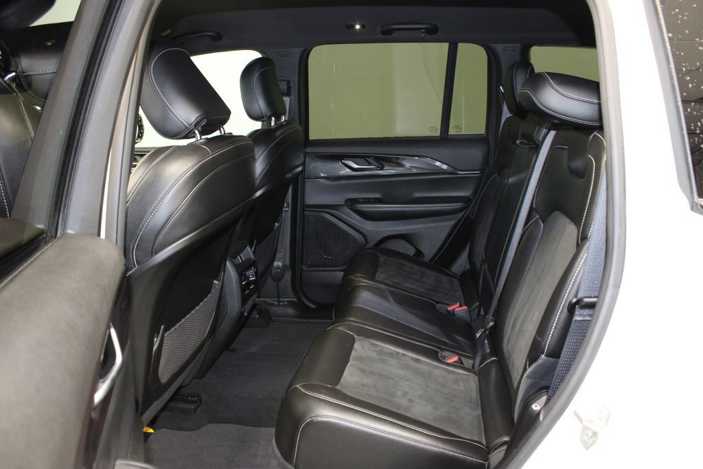 Used 2023 Jeep Grand Cherokee Altitude AWD/4WD image 5