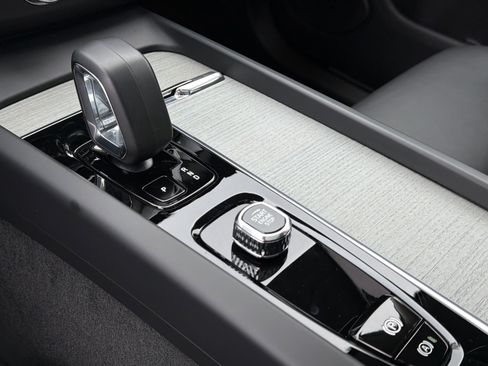 Certified 2025 Volvo XC60 B5 Plus image 26