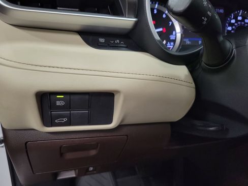 Used 2022 Toyota Highlander XLE AWD/4WD image 25