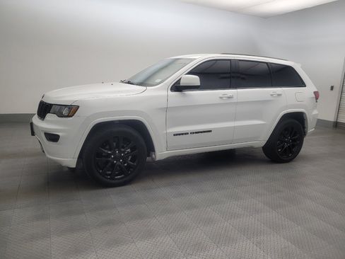 Used 2018 Jeep Grand Cherokee Altitude RWD image 2