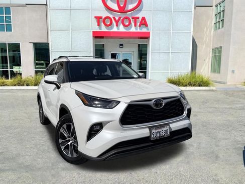 Certified 2023 Toyota Highlander XLE image 3