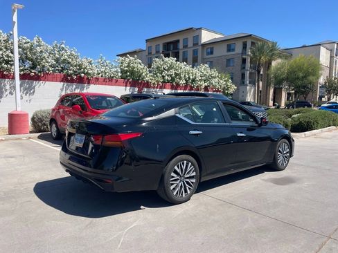Used 2025 Nissan Altima 2.5 SV image 2