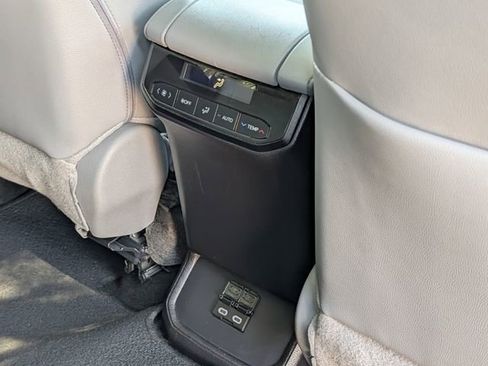 Used 2024 Toyota Highlander XLE FWD image 34