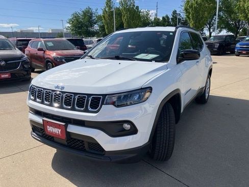 Certified 2024 Jeep Compass Latitude w/ Convenience Group AWD/4WD image 3
