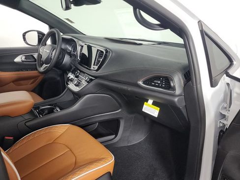 New 2026 Chrysler Pacifica Pinnacle FWD image 30