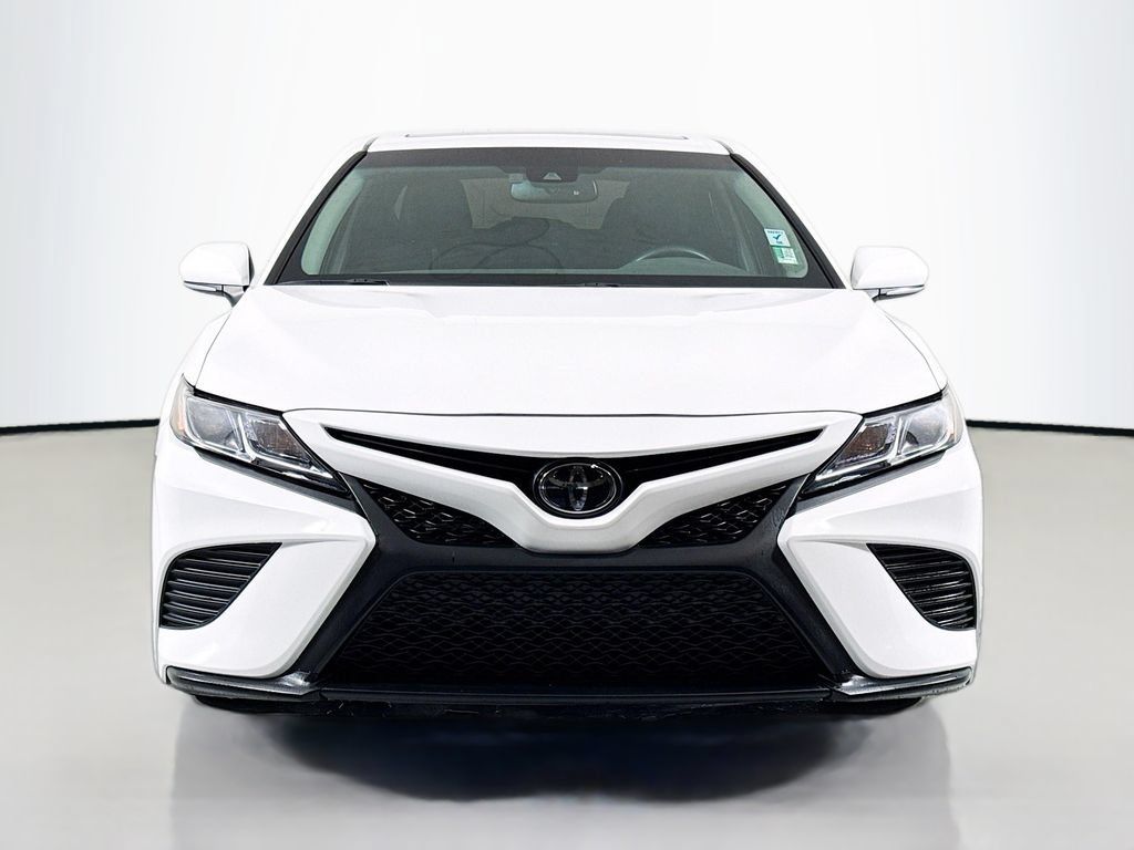 Used 2018 Toyota Camry SE w/ Moonroof Package FWD image 2
