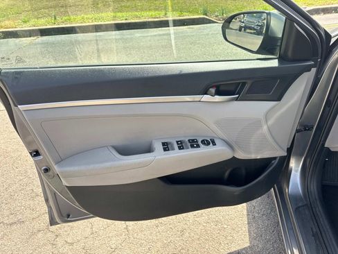 Used 2019 Hyundai Elantra SE image 20