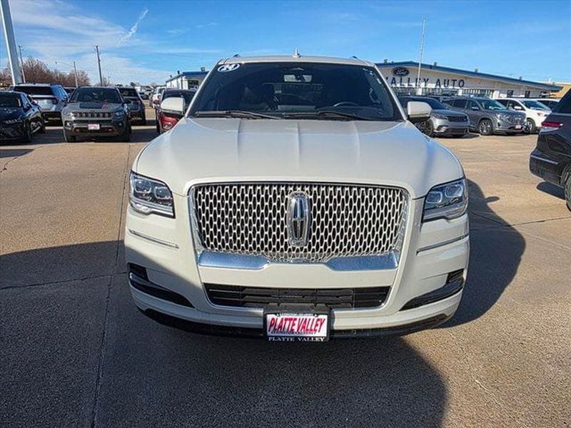 Used 2024 Lincoln Navigator Reserve AWD/4WD image 2