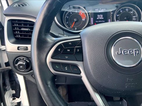 Used 2019 Jeep Cherokee Latitude Plus AWD/4WD image 22