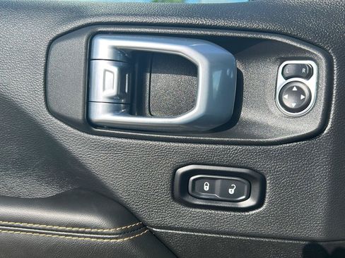Used 2024 Jeep Gladiator Sport AWD/4WD image 9
