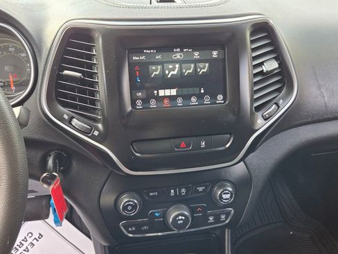 Used 2021 Jeep Cherokee Latitude FWD image 17