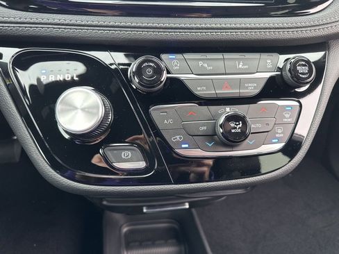 New 2026 Chrysler Pacifica Select image 42