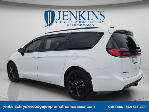 Used 2024 Chrysler Pacifica Limited AWD/4WD image 7