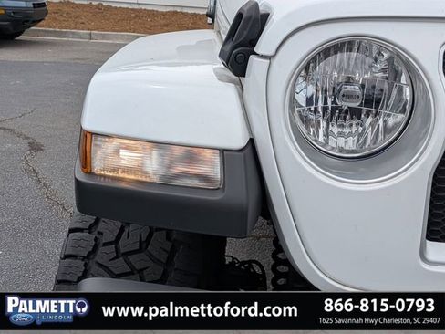 Used 2022 Jeep Wrangler Unlimited Sahara w/ Cold Weather Group AWD/4WD image 9