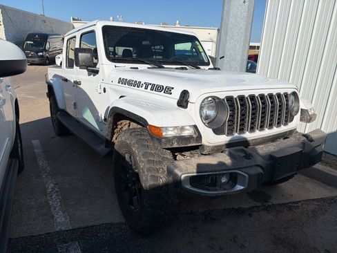 Used 2025 Jeep Gladiator Sport image 3