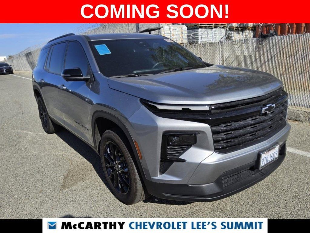 Used 2025 Chevrolet Traverse LT w/ Midnight/Sport Edition FWD image 2