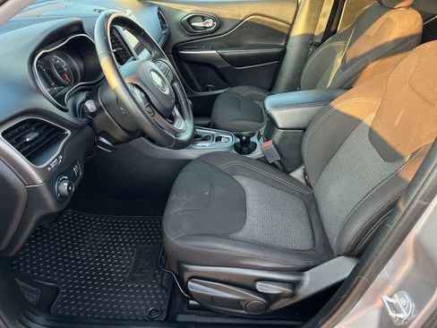 Used 2019 Jeep Cherokee Latitude w/ Cold Weather Group AWD/4WD image 22