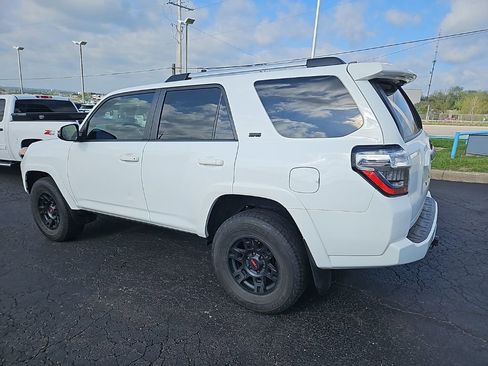 Used 2022 Toyota 4Runner SR5 Premium w/ Moonroof Package AWD/4WD image 9