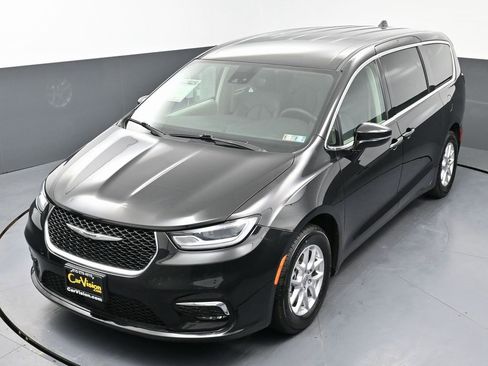 Used 2024 Chrysler Pacifica Touring-L image 43