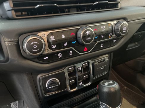 Used 2024 Jeep Wrangler Unlimited Sahara w/ Technology Group AWD/4WD image 28