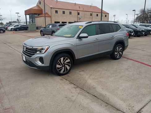 Used 2025 Volkswagen Atlas SE image 1