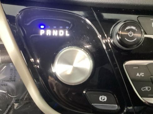 Used 2020 Chrysler Pacifica Touring-L image 23