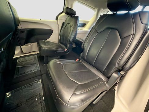 Used 2023 Chrysler Pacifica Touring-L image 13
