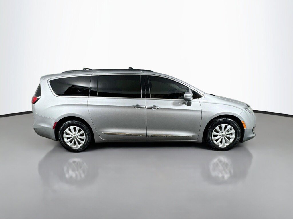 Used 2017 Chrysler Pacifica Touring-L FWD image 6