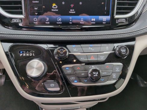 Used 2024 Chrysler Pacifica Limited FWD image 32