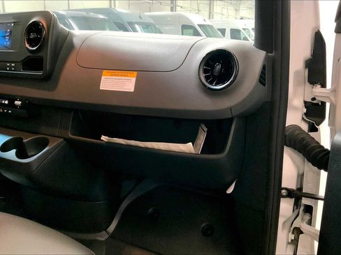 Used 2024 Mercedes-Benz Sprinter 2500 image 25