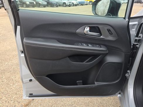 New 2026 Chrysler Pacifica Select FWD image 21