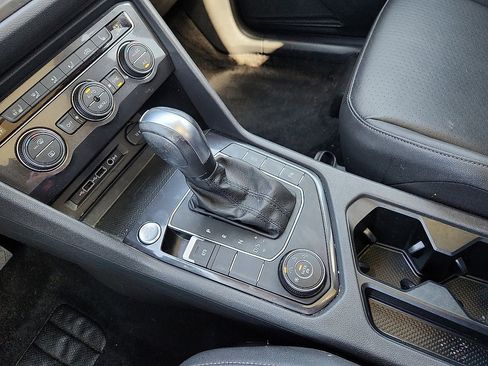 Used 2020 Volkswagen Tiguan S image 11