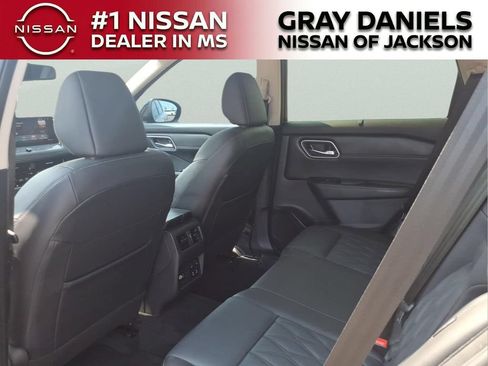 Certified 2025 Nissan Rogue Platinum w/ Tech Package FWD image 28