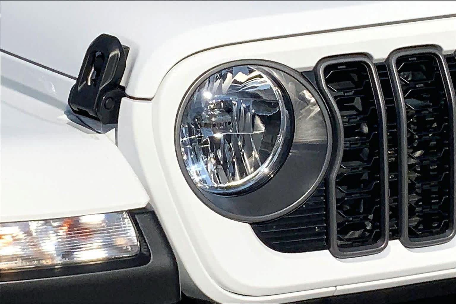 Used 2025 Jeep Gladiator Sport AWD/4WD image 24