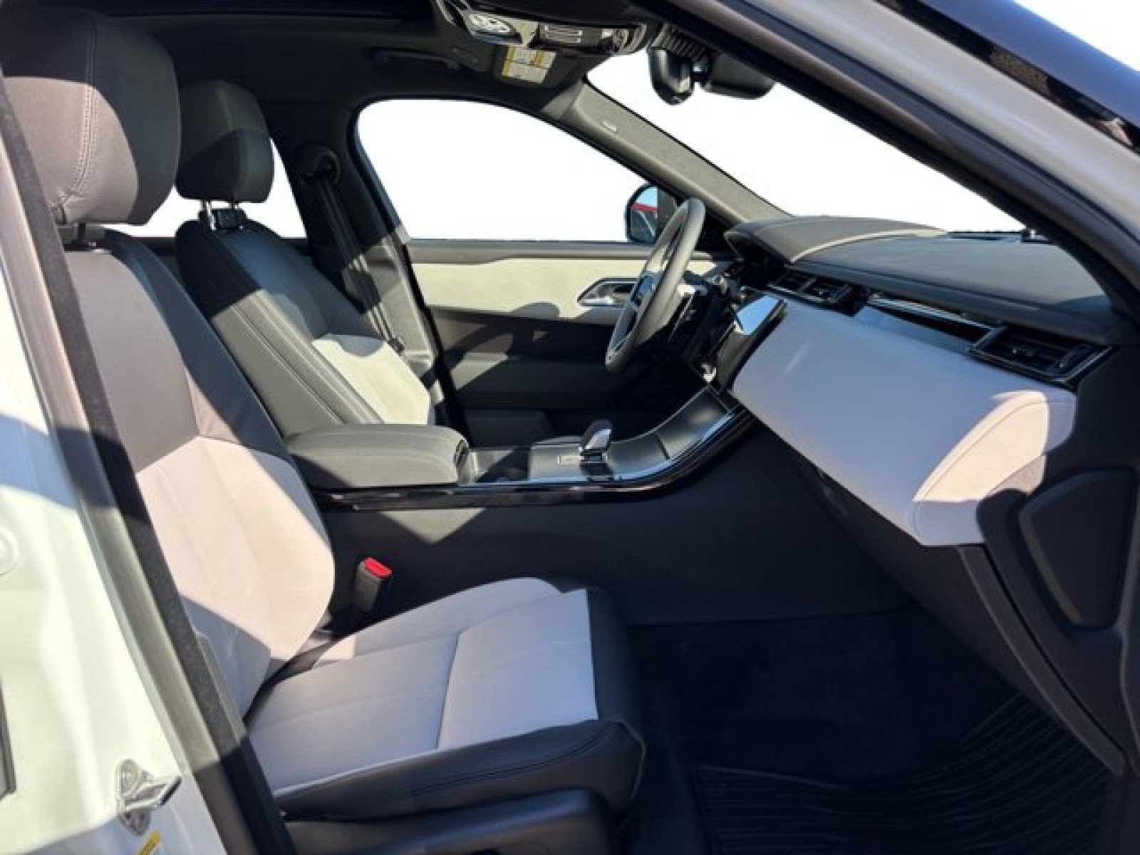 New 2026 Land Rover Range Rover Velar Dynamic SE AWD/4WD image 20