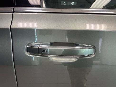 Used 2023 Chevrolet Suburban Premier image 12