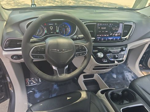 Used 2022 Chrysler Pacifica Touring-L FWD image 17