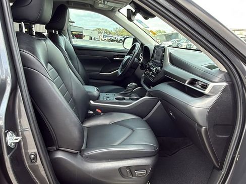 Used 2023 Toyota Highlander XLE FWD image 27