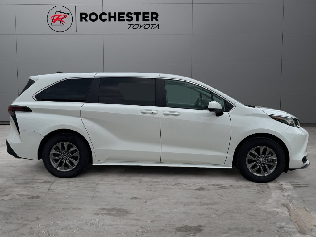 Used 2023 Toyota Sienna LE AWD/4WD image 6