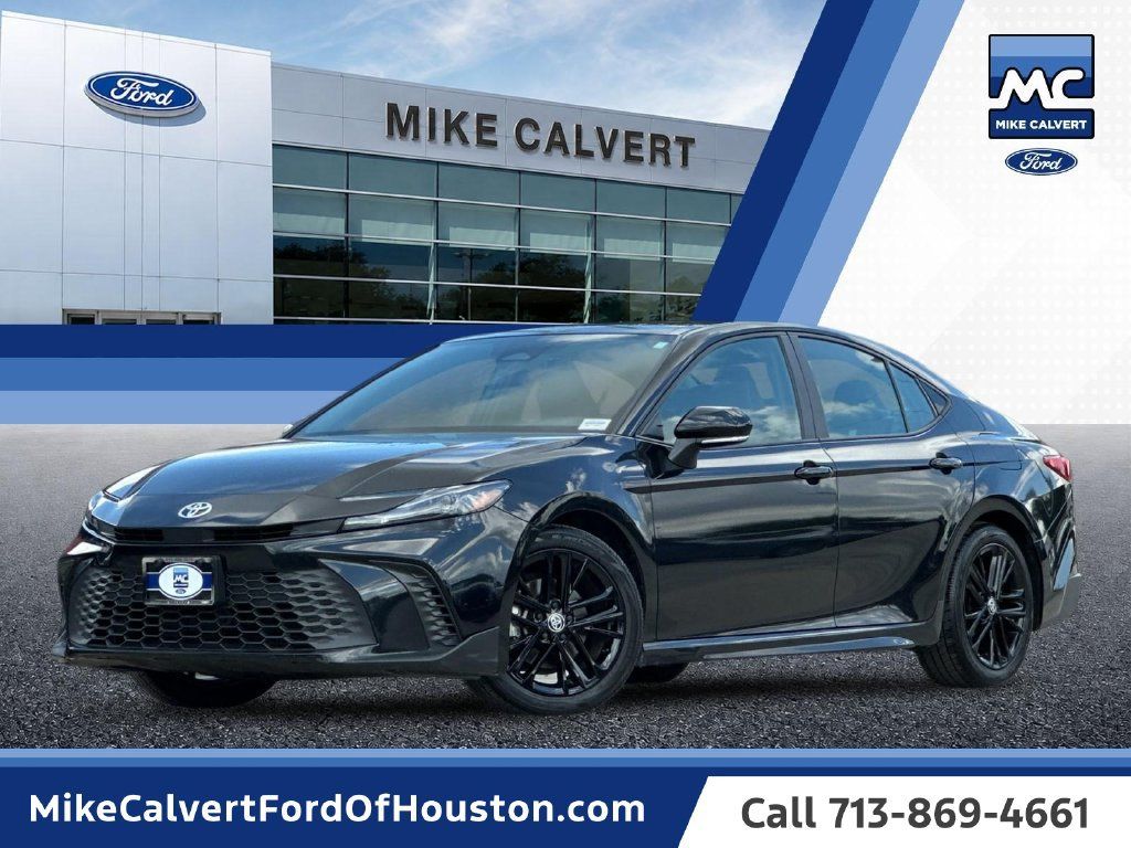 Used 2025 Toyota Camry SE FWD image 1