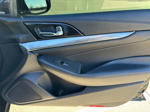 Used 2018 Nissan Maxima SR w/ Interior Lighting Package image 12