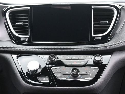 New 2025 Chrysler Pacifica Select w/ Uconnect Theater Family Group image 26