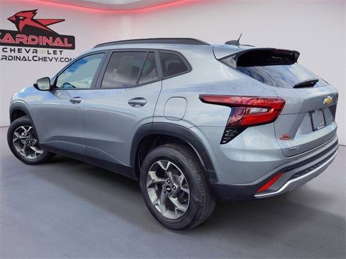 Used 2025 Chevrolet Trax LT w/ Driver Confidence Package image 7