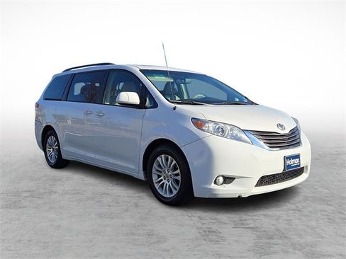 Used 2014 Toyota Sienna Limited image 3