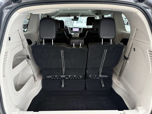 Used 2023 Chrysler Pacifica Touring-L image 14