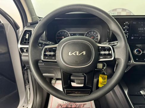 Used 2023 Kia Sorento LX AWD/4WD image 13