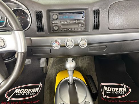 Used 2004 Chevrolet SSR RWD image 26